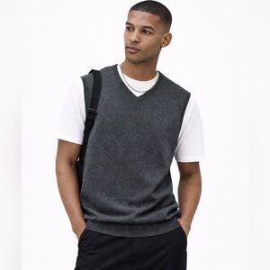 GAP Charcoal Gray Sweater Vest Size M Cotton Blend Classic Layering